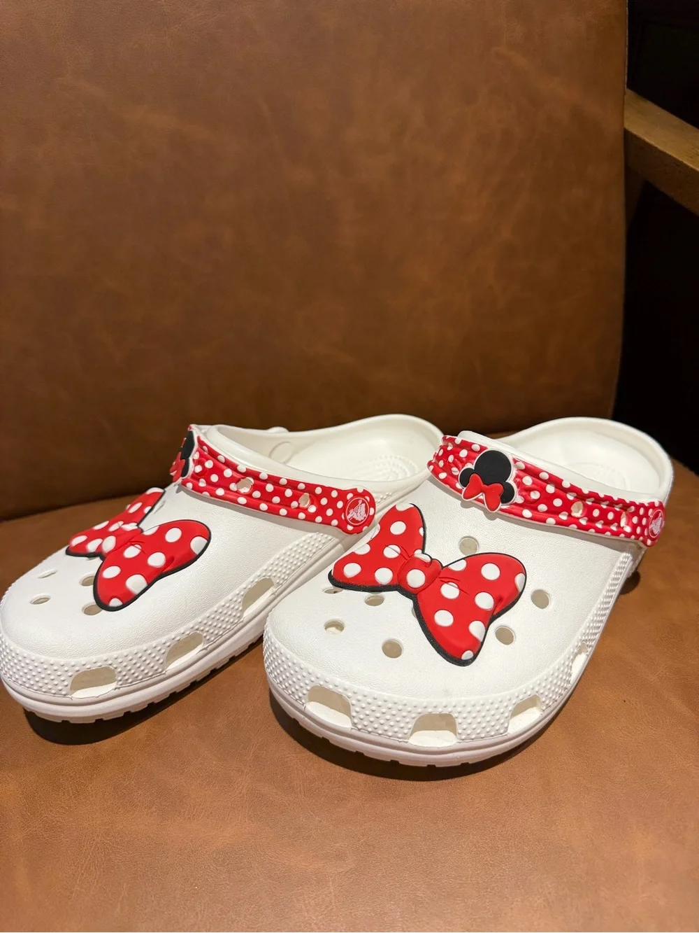 CROCS X Disney Minnie Mouse Junior Size Clogs w/Red Polka Dot Bow Accent - NWOT